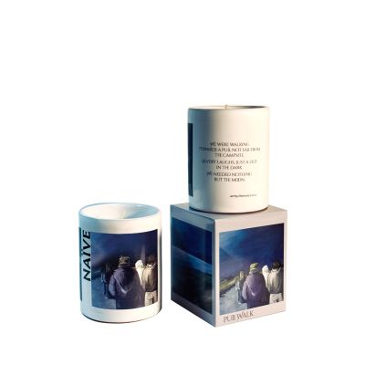 Candela Vegetale Vegana profumata in bicchiere in vaso di porcellana con decorazione artistica - Collezione Naive - Pub Walk - 44 ORE